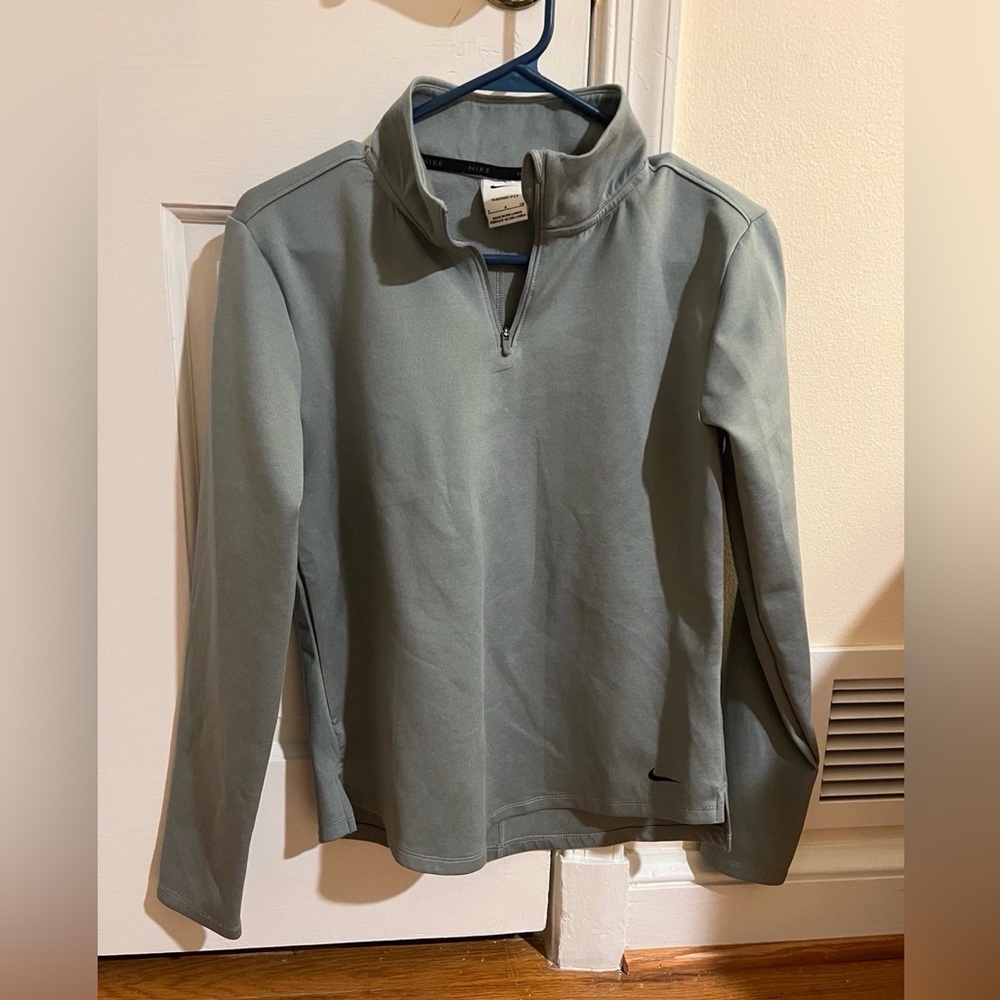 Nike Women’s Therma Fit long sleeve Size S